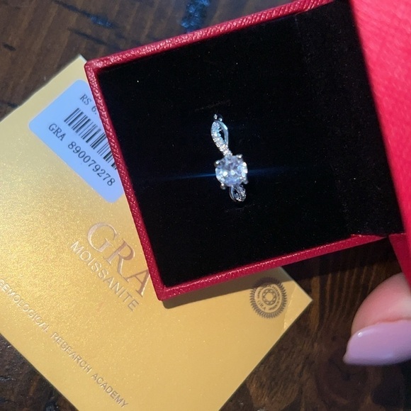 MOISSANITE - Engagement Ring - Picture 4 of 7